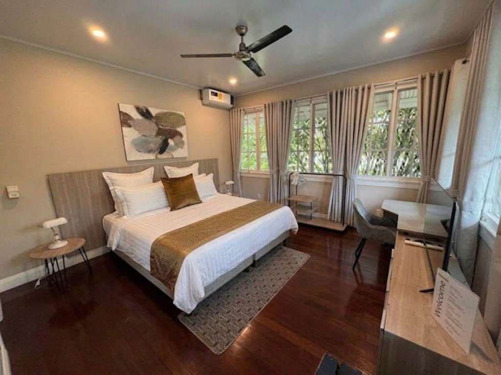 Habitación con cama king, baño privado y escritorio